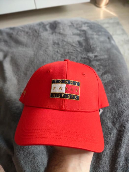 Tommy Hilfiger șapcă roșie unisex cu model Paris noua originala