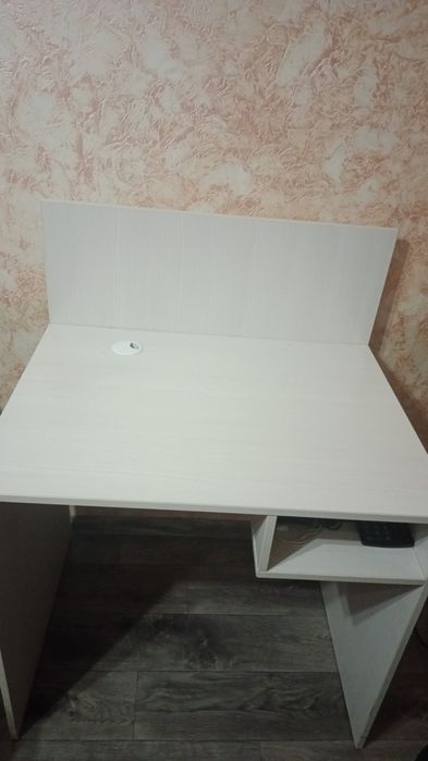 Белый компьютерный стол с полками