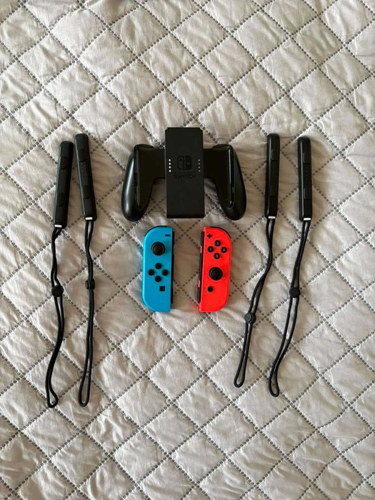 Nintendo Switch + допълнителени контролери + 4 игри + аксесоари