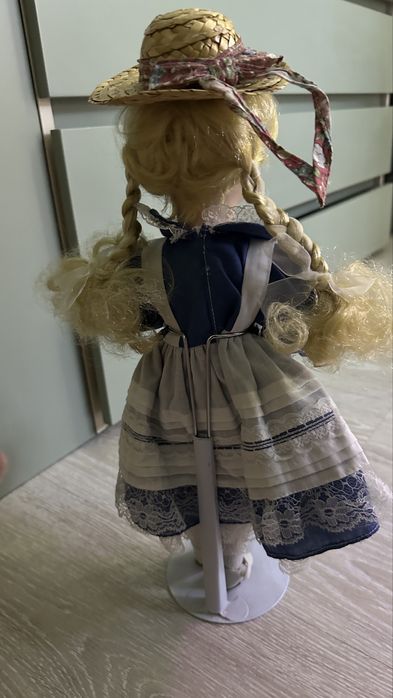 Кукла фарфоровая