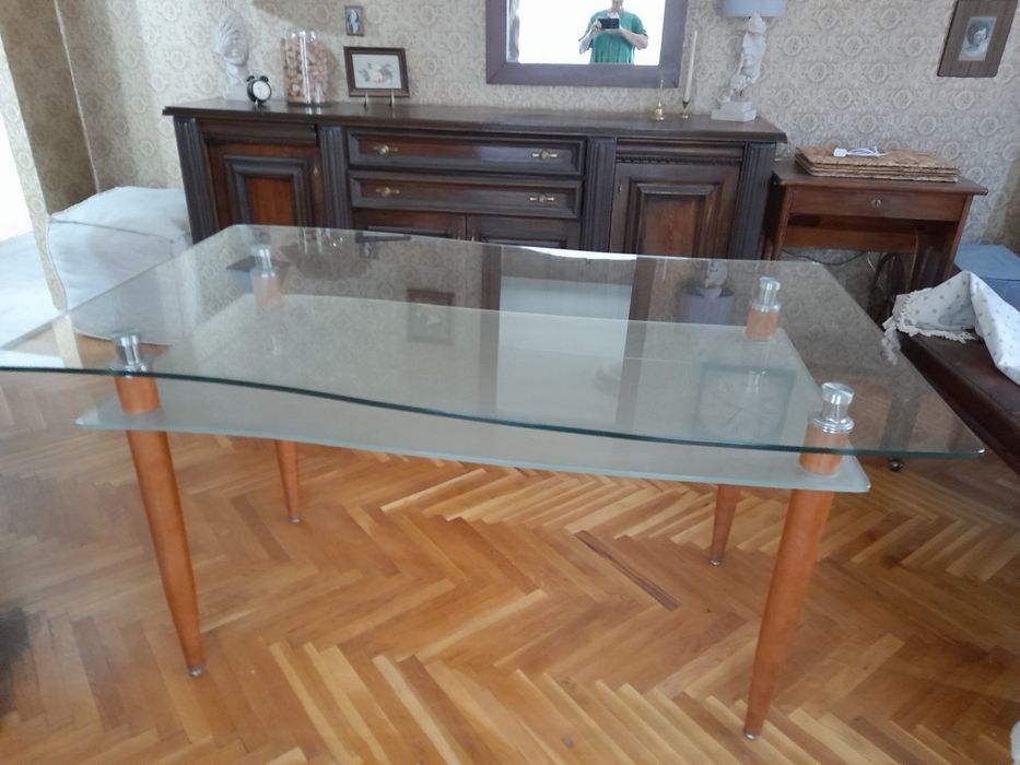 Стъклена кухненска маса