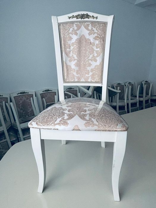 Стол сатылады  отыргышпен бірге