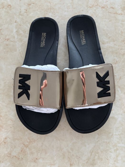 Нови чехли Michael Kors