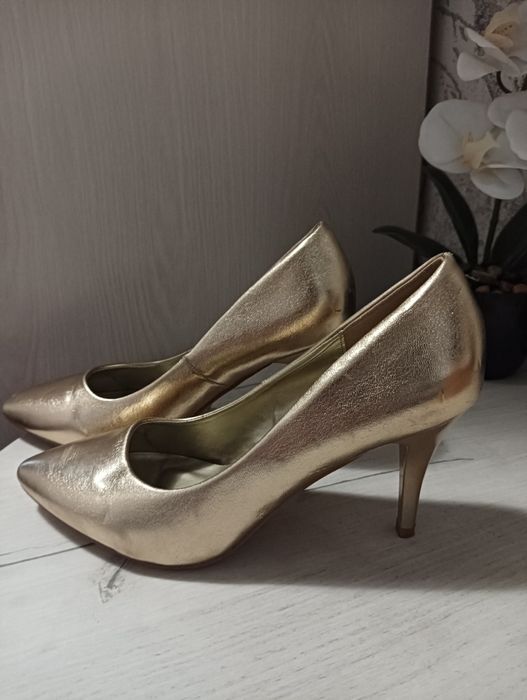 Сапоги женские ,новые,стильные разм 40/39