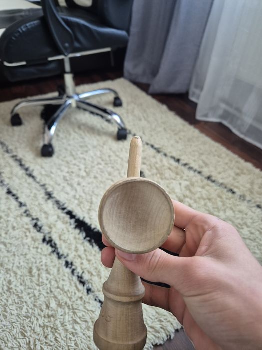 Vând kendama lotus