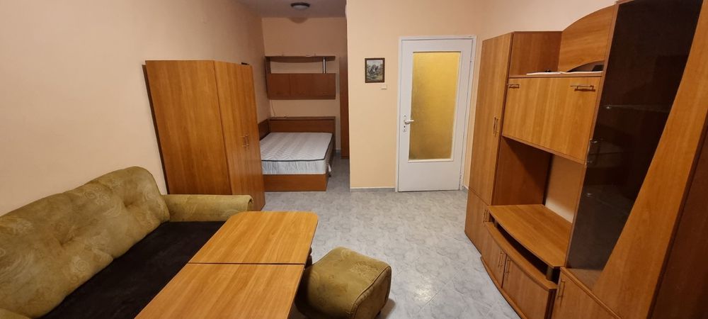 Давам под наем обзаведена гарсониера в центъра