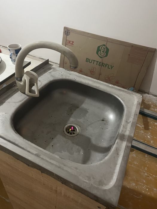 Продам раковину с краником