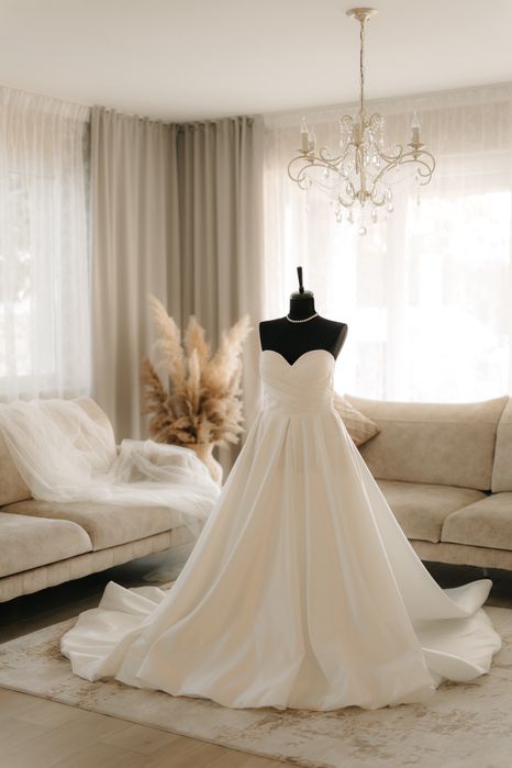 Rochie de mireasa superba cu corset si manusi