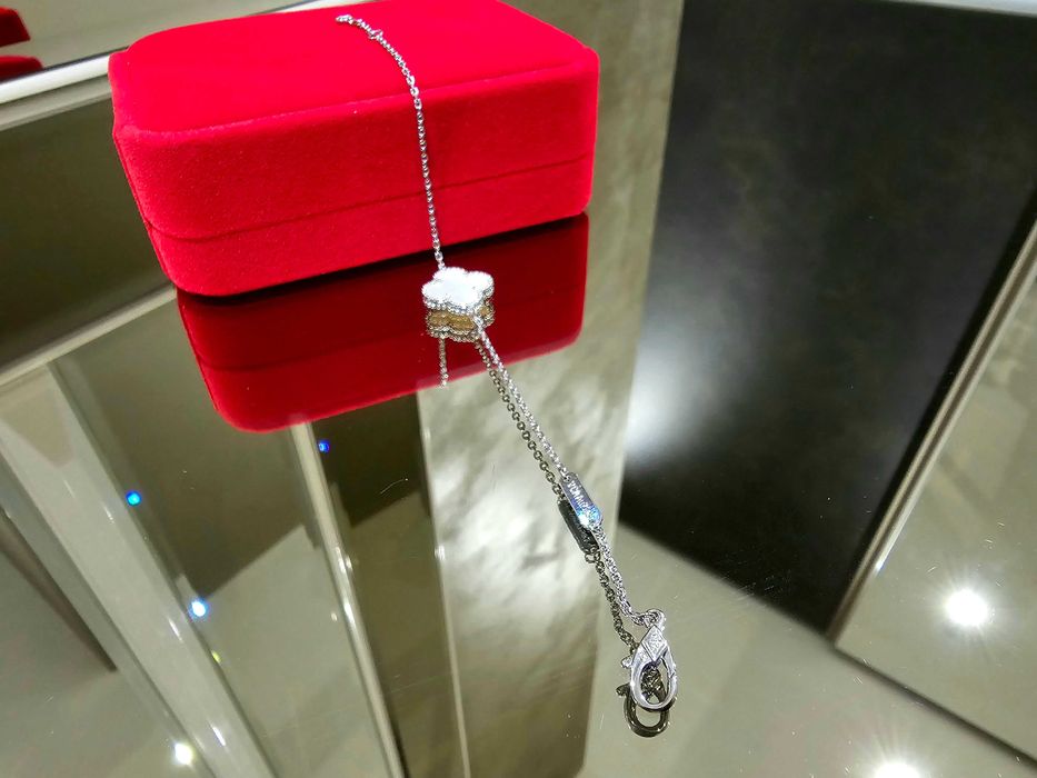 Van Cleef & Arpels VCA Mother of Pearl Alhambra Clover Дамска Гривна