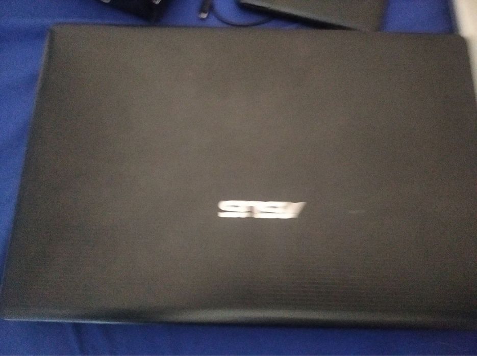 Noutbuk sotiladi srochno