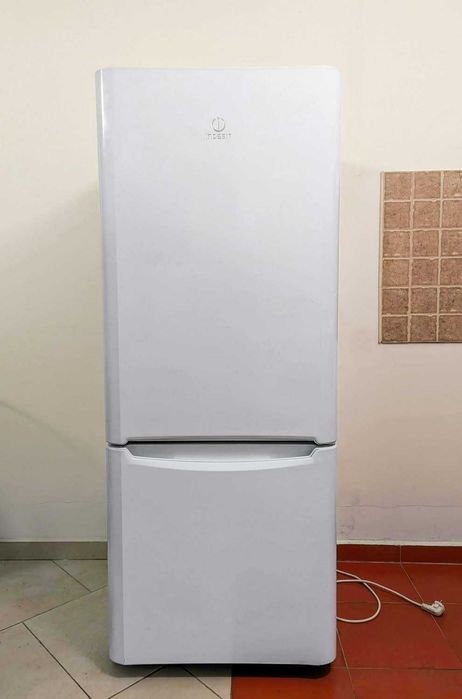 Хладилник с фризер INDESIT