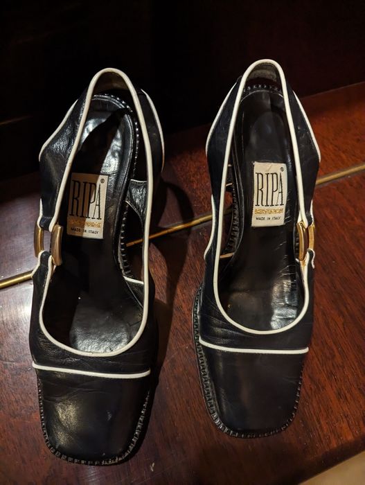 Продам 2 пары босоножек. Обе фирменные