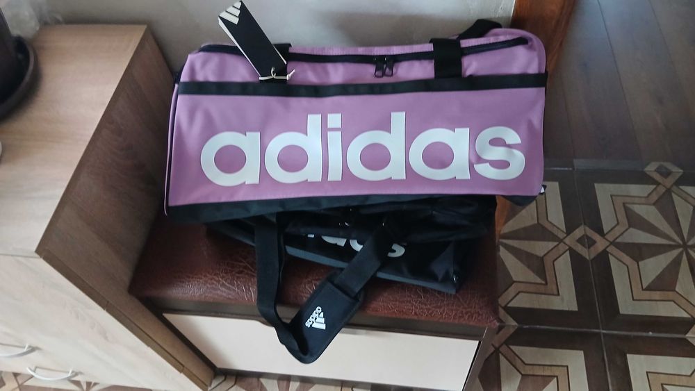 Сак Adidas + подарък чифт чорапи
