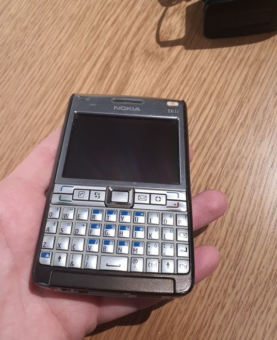 Vând Nokia E61i de colectie.Pret 180 ron
