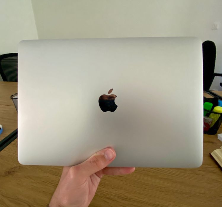 Macbook Pro 13 inch 2020 touch bar, 8gb ram, intel i5, 256gb