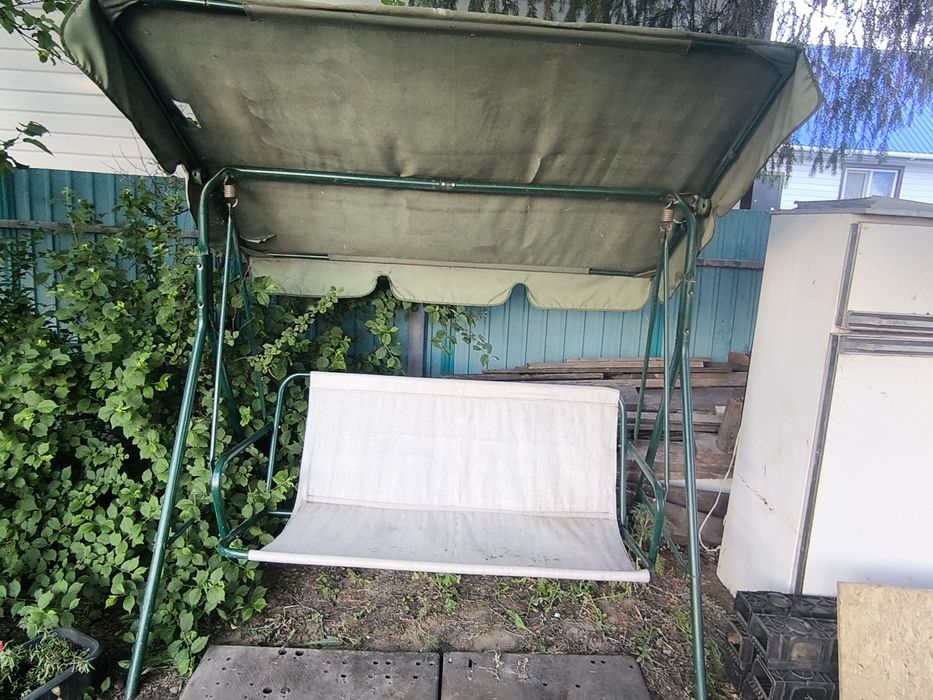 Продам садовую качелю