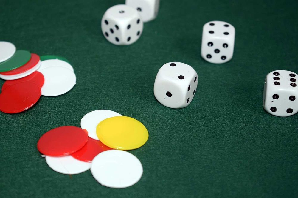 La Ducale - 33 см тава за зарове с 5 зара Yahtzee и 21 жетона. Зелен