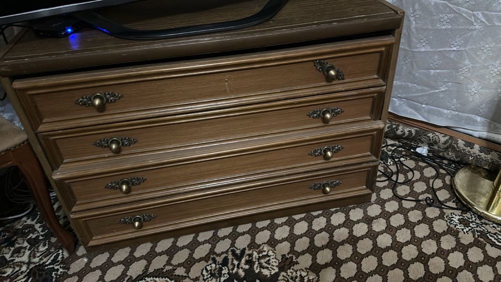 Продам гарнитур,хорошее дерево