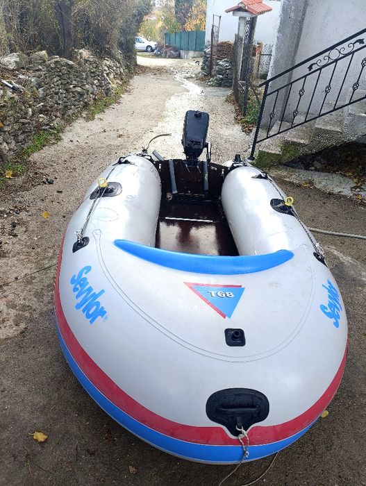 Лодка с извънбордов двигател 2 так. 4.кс Evinrude