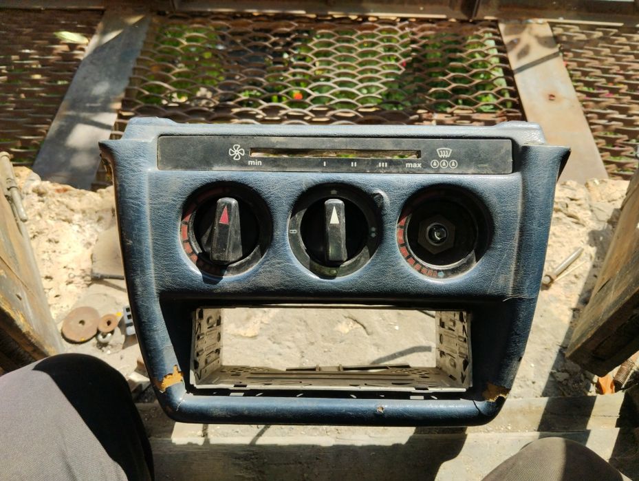 Консоль мерседес 190 продам