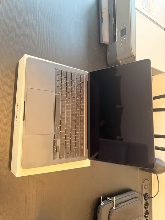 Laptop macbook air 2022 13.6 inch mit m2 256 gb ssd 8gb ram aproape nou impecabil