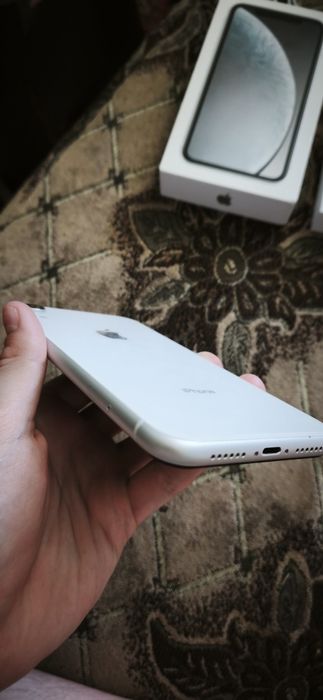 Продам iPhone XR 64  gb [белый]