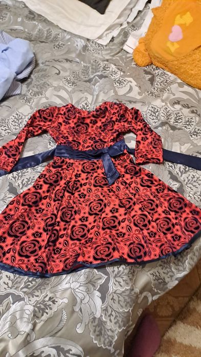 продам платья на девочку