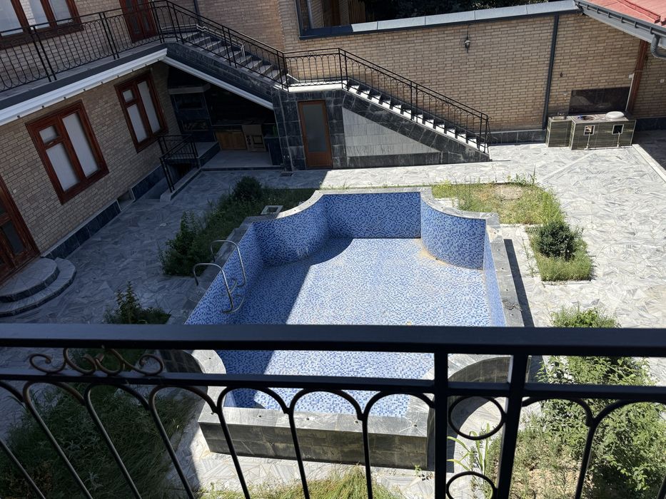 Xovli sotiladi Manressa orqa kuchalarida 6 sotix