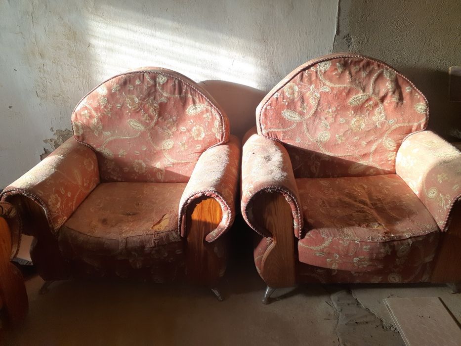 Divan va kreslo sotiladi, narxni kelishamiz.