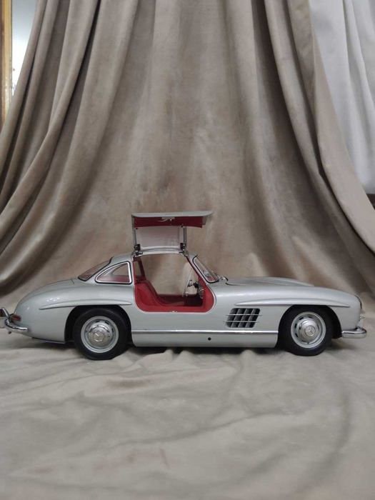 Коллекционная модель Mercedes 300SL 1:8 масштаб (56 см)