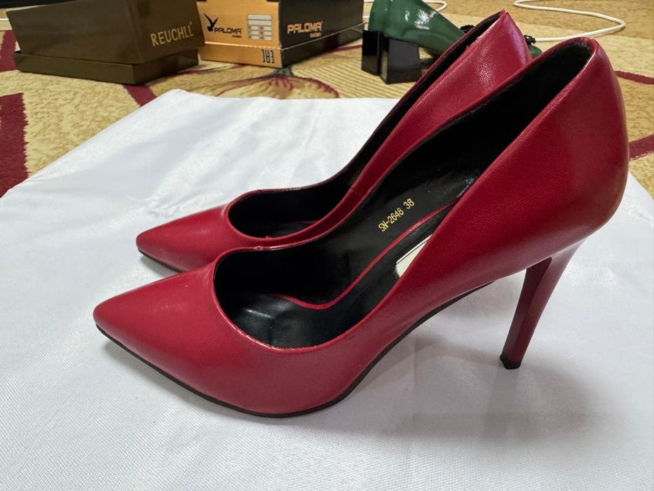 Женские красные туфли