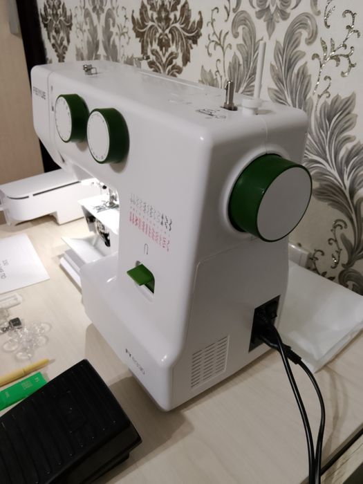 Продам швейную машину