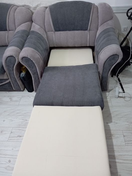 Диван вместе с креслом.