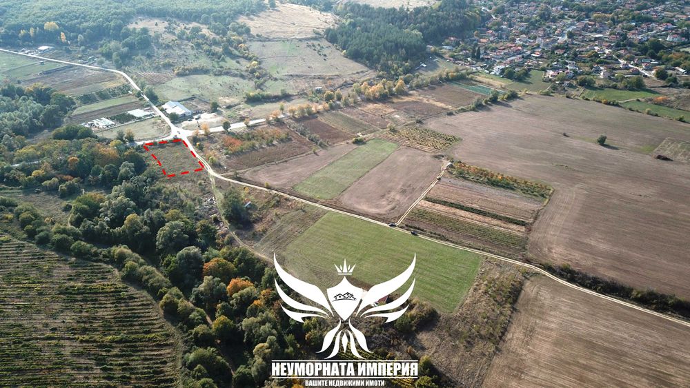 Продавам земя 3000кв.м. на първа линия след село Долнослав