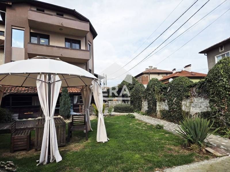 Луксозна къща с футболно игрище и СПА зона в с. Покровник