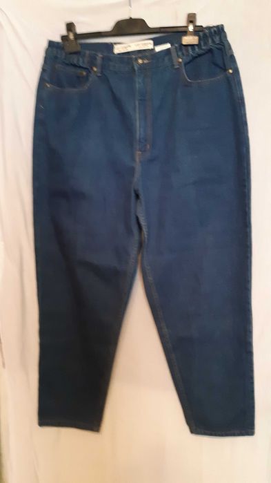 Blugi de culori si marci diferite