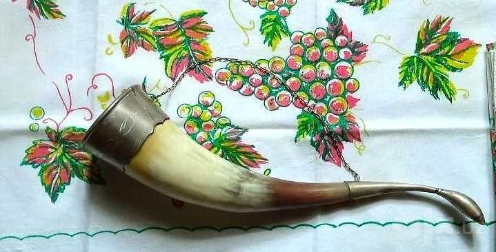 Рог для вина и набор салфеток на украшение стола