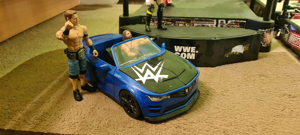 Продавам рингове , кола и фигури WWE