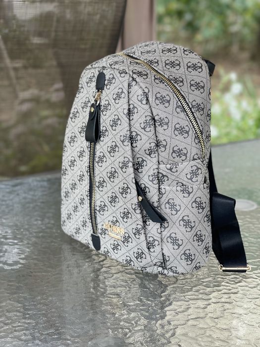 Дамска раничка Guess