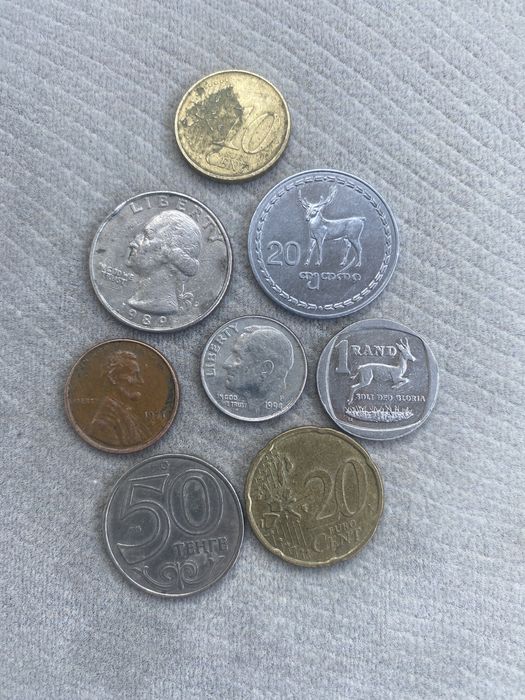 Разные монеты, рубли и тенге