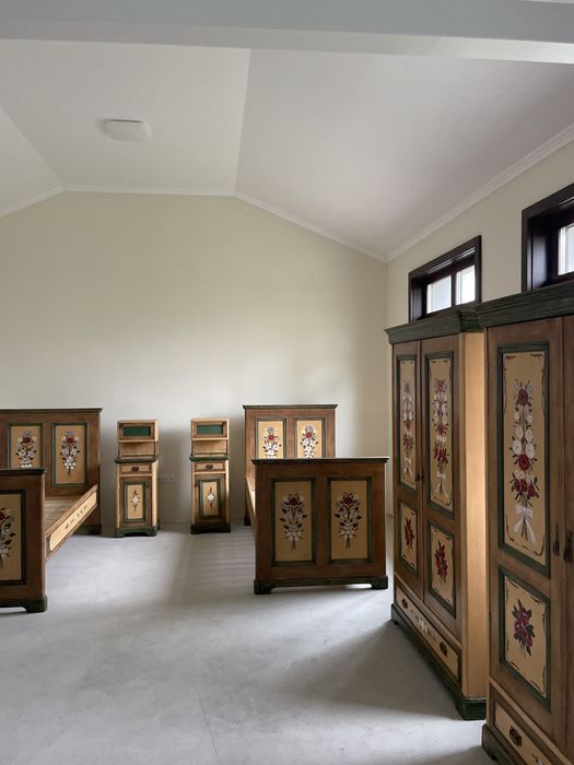 Mobilier pictat de vanzare