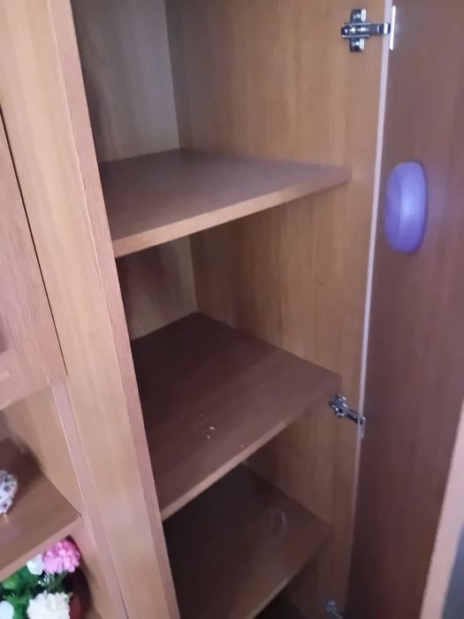 Vând mobila cu vitrina și dulapuri
