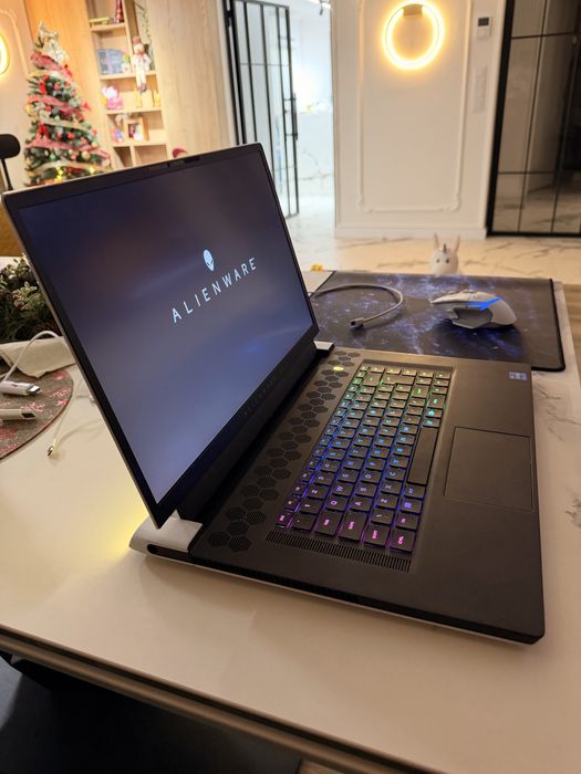 Laptop Alienware m17 r2