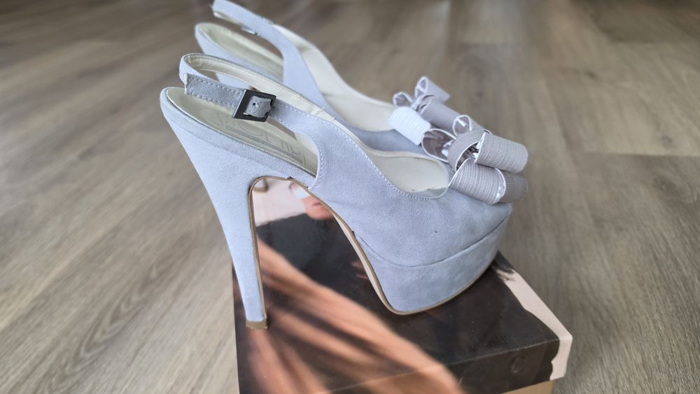 Официални токчета за повод