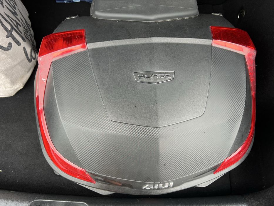 Givi Blade B47 top case cu spătar leduri și suport monolock