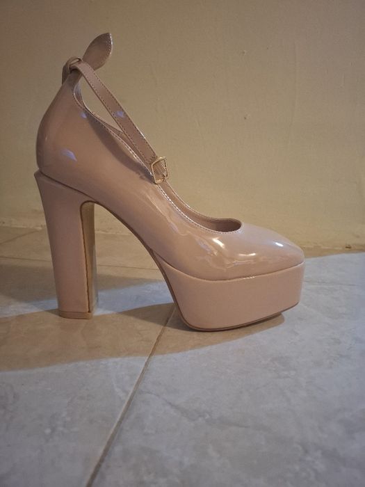 Високи елегантни обувки