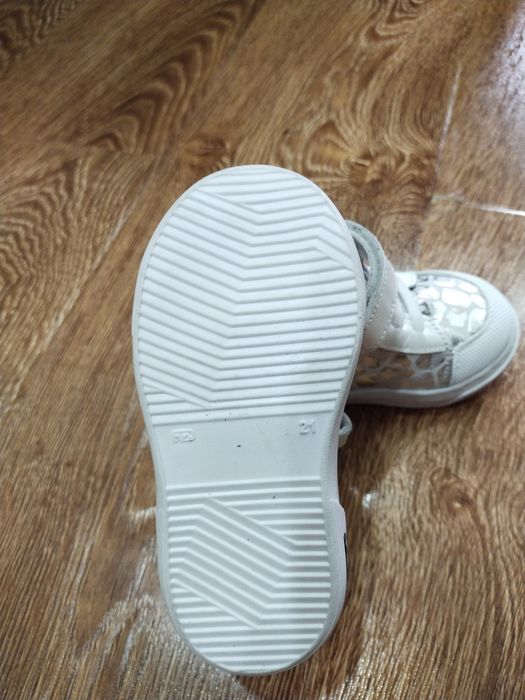 Продам ботиночки на мальчиков (девочек).