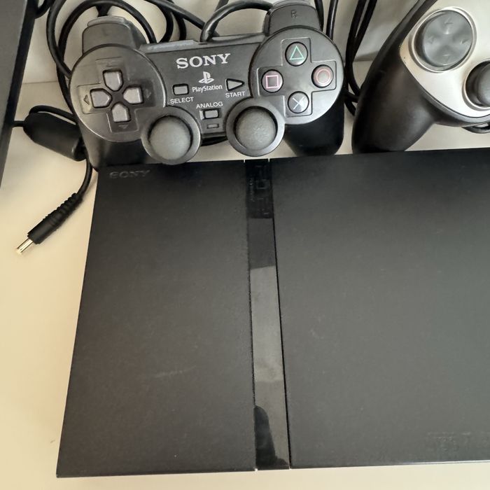 PlayStation 2 slim чипованная и 2 джостика