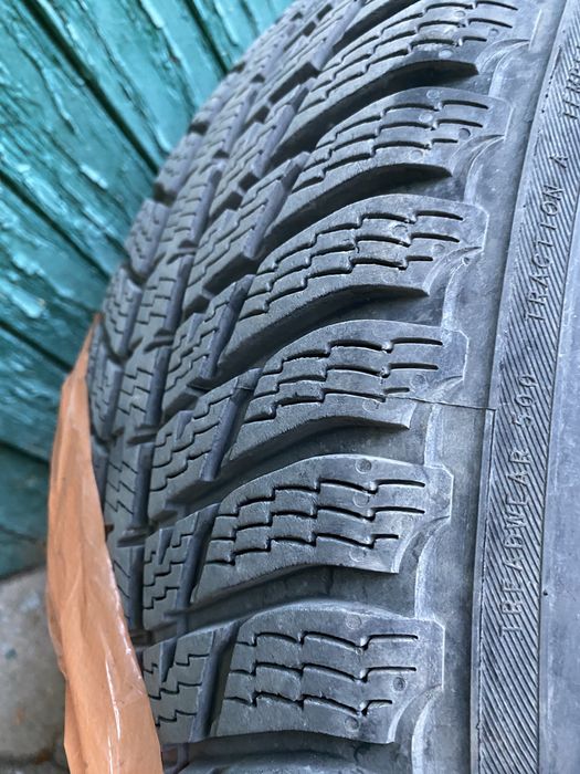 Продавам 4 гуми nokian 235 65 17