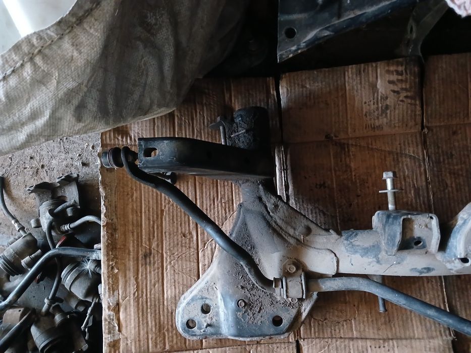 Балка Мазда 323 на 2000г